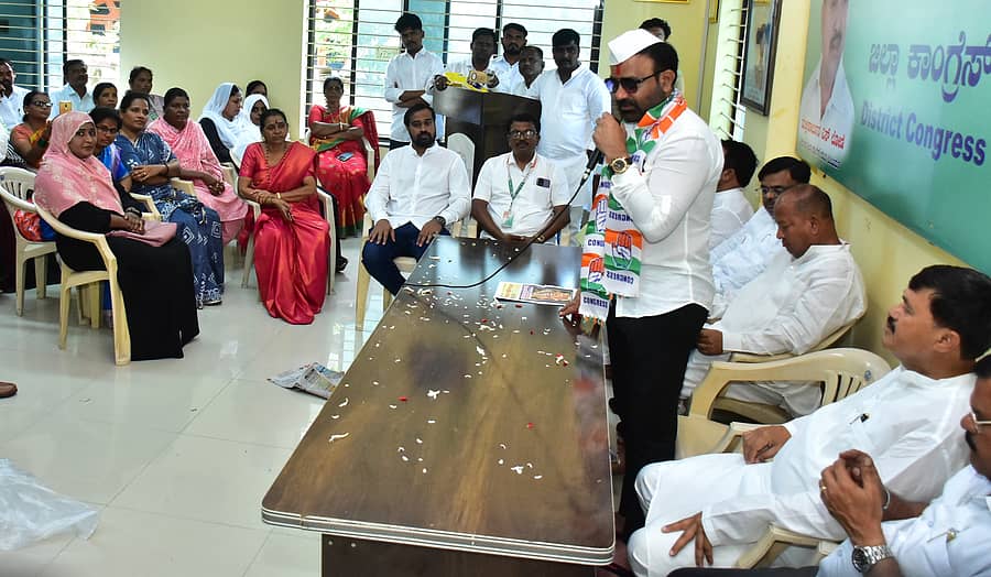 ವಿಜಯಪುರ ಜಿಲ್ಲಾ ಕಾಂಗ್ರೆಸ್‌ ಕಾರ್ಯಾಲಯದಲ್ಲಿ ಬುಧವಾರ ನಡೆದ ಸಭೆಯಲ್ಲಿ ಕಾರ್ಮಿಕ ಸಚಿವ ಸಂತೋಷ ಲಾಡ್‌ ಮಾತನಾಡಿದರು   