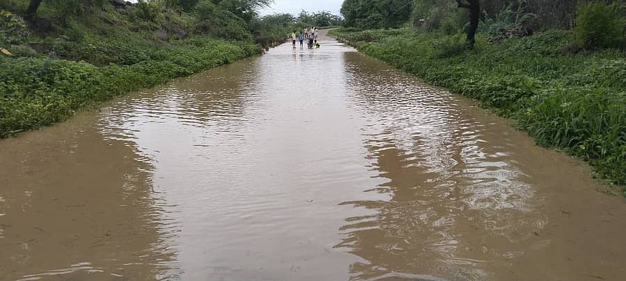 ಅಫಜಲಪುರ ತಾಲೂಕಿನ ಸಿದ್ಧನೂರಿನಿಂದ ರೇವೂರು (ಬಿ) ಗ್ರಾಮಕ್ಕೆ ಸಂಚರಿಸುವ ರಸ್ತೆ ಬುಧವಾರ ಮಳೆ ನೀರಿನಿಂದ ಸಂಚಾರ ಸ್ಥಗಿತವಾಗಿರುವುದು