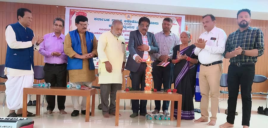 ಸಂಡೂರು ತಾಲ್ಲೂಕಿನ ನಂದಿಹಳ್ಳಿಯ ಸ್ನಾತಕೋತ್ತರ ಕೇಂದ್ರದಲ್ಲಿ ಕರ್ನಾಟಕ ನಾಟಕ ಅಕಾಡೆಮಿವತಿಯಿಂದ ಮಂಗಳವಾರ ನಡೆದ ರಾಜ್ಯ ಮಟ್ಟದ ವಿಚಾರ ಸಂಕಿರಣ ಕಾರ್ಯಕ್ರಮವನ್ನು ಗಣ್ಯರು ಚಾಲನೆ ನೀಡಿದರು