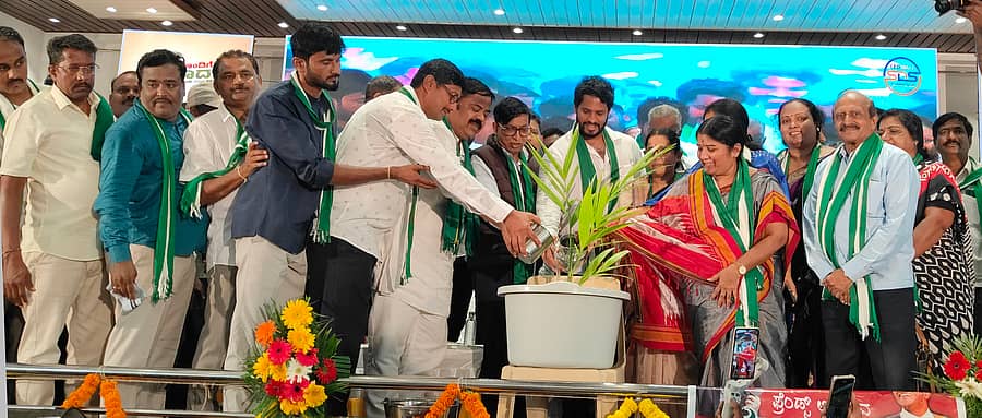 ಹೊಳೆಹೊನ್ನೂರಿನ ಸಮೀಪದ ಮಲ್ಲಾಪುರದ ಸಮುದಾಯ ಭವನದಲ್ಲಿ ಬುಧವಾರ ಹಮ್ಮಿಕೊಂಡಿದ್ದ ಜೆಡಿಎಸ್ ಕಾರ್ಯಕರ್ತರ ಸಭೆಯನ್ನು ನಿಖಿಲ್ ಕುಮಾರಸ್ವಾಮಿ ಉದ್ಘಾಟಿಸಿದರು