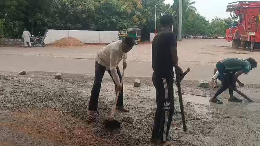 ಮುದಗಲ್ ಪಟ್ಟಣದ ನಿರುಪಾಧೀಶ್ವರ ಪೆಟ್ರೋಲ್ ಬಂಕ್ ಬಳಿ ಬಿದ್ದಿದ್ದ ಗುಂಡಿಯನ್ನು ಸಾರ್ವಜನಿಕರು ಮುಚ್ಚಿ ಸುಗಮ ಸಂಚಾರಕ್ಕೆ ಅನುವು ಮಾಡಿಕೊಟ್ಟರು