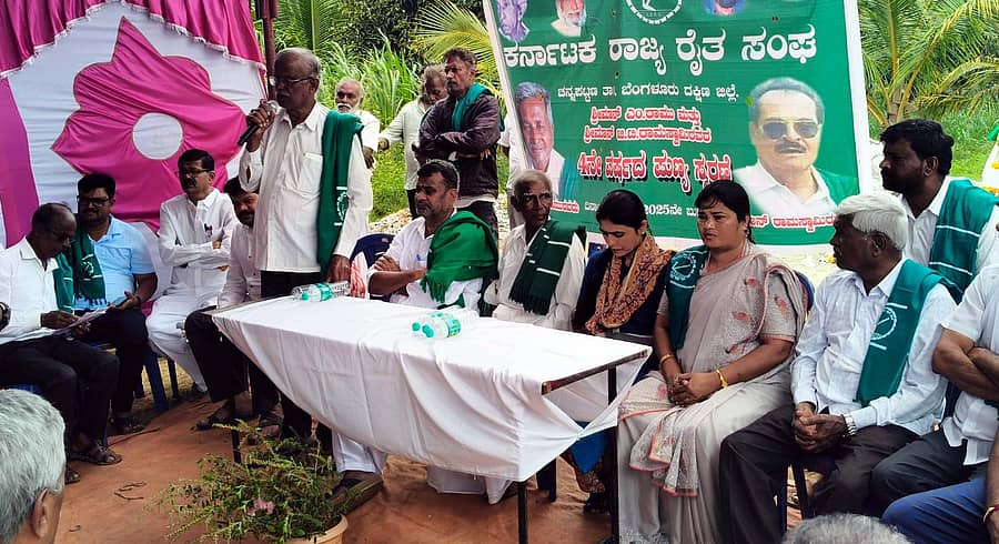 ಚನ್ನಪಟ್ಟಣ ತಾಲ್ಲೂಕಿನ ಮೊಗೇನಹಳ್ಳಿಯಲ್ಲಿ ನಡೆದ ತಾಲ್ಲೂಕಿನ ರೈತ ನಾಯಕರಾದ ದಿ.ಎಂ.ರಾಮು ಹಾಗೂ ಜಿ.ಟಿ.ರಾಮಸ್ವಾಮಿ ಅವರ ಪುಣ್ಯಸ್ಮರಣೆಯಲ್ಲಿ ರಾಜ್ಯ ರೈತ ಸಂಘದ ಉಪಾಧ್ಯಕ್ಷ ಆಣಿಗೆರೆ ಕೆ.ಮಲ್ಲಯ್ಯ ಮಾತನಾಡಿದರು. ಬಡಗಲಪುರ ನಾಗೇಂದ್ರ ಇತರರು ಇದ್ದರು
