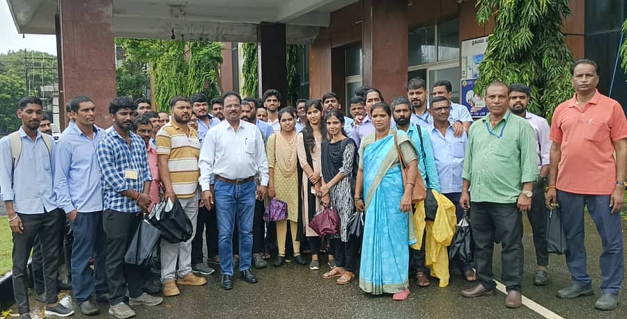 ಕಾರವಾರ ತಾಲ್ಲೂಕಿನ ಕೈಗಾಕ್ಕೆ ಸಂಚರಿಸುವ ಬಸ್ ಪದೇ ಪದೇ ಕೆಟ್ಟು ನಿಲ್ಲುತ್ತಿರುವ ಕುರಿತು ಜಿಲ್ಲಾಡಳಿತಕ್ಕೆ ದೂರು ನೀಡಲು ಬಂದಿದ್ದ ಅಣು ವಿದ್ಯುತ್ ನಿಗಮದ ಹೊರಗುತ್ತಿಗೆ ನೌಕರರು