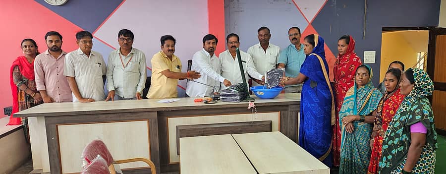 ಮಹಾಲಿಂಗಪುರದ ಪುರಸಭೆ ಸಭಾಭವನದಲ್ಲಿ ಮಹಿಳಾ ಸ್ವ-ಸಹಾಯ ಸಂಘದ ಸದಸ್ಯರಿಗೆ ಉದ್ಯಾನದ ನಿರ್ವಹಣೆಗೆ ಅಧ್ಯಕ್ಷ ಯಲ್ಲನಗೌಡ ಪಾಟೀಲ ಪರಿಕರಗಳನ್ನು ವಿತರಿಸಿದರು