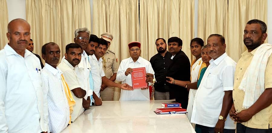 ದೊಡ್ಡಬಳ್ಳಾಪುರ ತಾಲ್ಲೂಕು ಲಕ್ಕೇನಹಳ್ಳಿಯಲ್ಲಿ ಎತ್ತಿನಹೊಳೆ ಜಲಾಶಯ ನಿರ್ಮಾಣ ವಿರೋಧಿಸಿ ಸಾಸಲು ಹೋಬಳಿಯ ಗ್ರಾಮಸ್ಥರು ಬುಧವಾರ ಬೆಂಗಳೂರಿನಲ್ಲಿ ರಾಜ್ಯಪಾಲ ಥಾವರ್‌ ಚಂದ್‌ ಗೆಹಲೋತ್‌ ಅವರಿಗೆ ಮನವಿ ಸಲ್ಲಿಸಿದರು