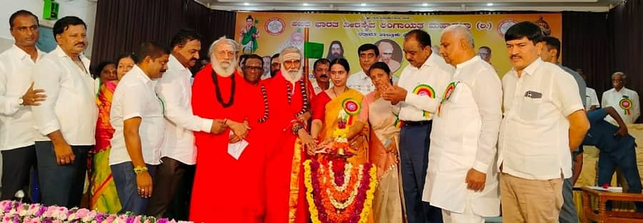 ಭದ್ರಾವತಿಯಲ್ಲಿ ವೀರಶೈವ ಲಿಂಗಾಯತ ಮಹಾಸಭಾ ತಾಲ್ಲೂಕು ಘಟಕದಿಂದ ಸಿದ್ದಾರೂಢ ನಗರದ ಬಸವೇಶ್ವರ ಸಭಾಭವನದಲ್ಲಿ ಬುಧವಾರ ಹಮ್ಮಿಕೊಂಡಿದ್ದ ಕಾರ್ಯಕ್ರಮಕ್ಕೆ ಗಣ್ಯರು ಚಾಲನೆ ನೀಡಿದರು