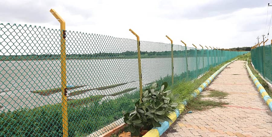 ಬೀದರ್‌ ತಾಲ್ಲೂಕಿನ ಮನ್ನಳ್ಳಿ ಕೆರೆ ಏರಿಗುಂಟ ಫೆನ್ಸಿಂಗ್‌ ಮಾಡಿ ವಾಕಿಂಗ್‌ ಪಥ ನಿರ್ಮಿಸಿರುವುದು