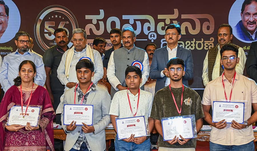 ಎಸ್‌ಎಸ್‌ಎಲ್‌ಸಿ ಮತ್ತು ಪಿಯುಸಿಯಲ್ಲಿ ಹೆಚ್ಚು ಅಂಕ ಪಡೆದ ವಿದ್ಯಾರ್ಥಿಗಳಿಗೆ ಕರ್ನಾಟಕ ವಿದ್ಯುತ್ ನಿಗಮ ನಿಯಮಿತ ಸಂಸ್ಥಾಪನಾ ದಿನಾಚರಣೆಯಲ್ಲಿ ಸಿದ್ದರಾಮಯ್ಯ ಪ್ರತಿಭಾ ಪುರಸ್ಕಾರ ನೀಡಿ ಗೌರವಿಸಿದರು. ನಸೀರ್‌ ಅಹ್ಮದ್‌, ಕೆ.ಜೆ. ಜಾರ್ಜ್, ಗೌರವ್ ಗುಪ್ತ ಉಪಸ್ಥಿತರಿದ್ದರು 
ಪ್ರಜಾವಾಣಿ ಚಿತ್ರ 