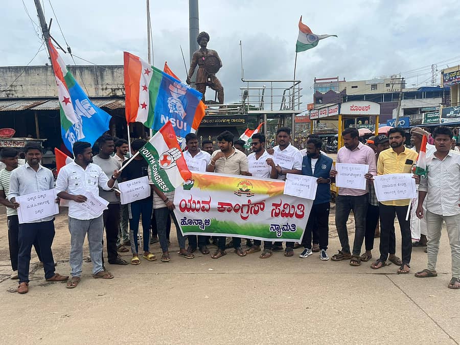 1ಇಪಿ : ಹೊನ್ನಾಳಿ ಪಟ್ಟಣದಲ್ಲಿ ಕೇಂದ್ರ ಬಿಜೆಪಿ ಸರ್ಕಾರದ ವಿರುದ್ಧ ತಾ ಯುವಕಾಂಗ್ರೆಸ್ ಘಟಕ ರಸಗೊಬ್ಬರದ ಬೆಲೆ ಏರಿಕೆ ಮಾಡಿರುವುದನ್ನು ಖಂಡಿಸಿ ಪ್ರತಿಭಟನೆ ನಡೆಸಿದರು. 