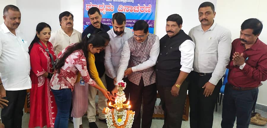 ಕುಶಾಲನಗರ ಸಮೀಪದ ಚಿಕ್ಕ ಅಳುವಾರ ಕೊಡಗು ವಿಶ್ವವಿದ್ಯಾಲಯದಲ್ಲಿ ಕೊಡಗು ವಿಶ್ವ ವಿದ್ಯಾನಿಲಯದ ಹಿತರಕ್ಷಣಾ ಬಳಗದ ವತಿಯಿಂದ ಬುಧವಾರ ಏರ್ಪಡಿಸಿದ್ದ ಮಾಧ್ಯಮ ದಿನಾಚರಣೆಯನ್ನು ಶಾಸಕ ಡಾ.ಮಂತರ್ ಗೌಡ ಉದ್ಘಾಟಿಸಿದರು 