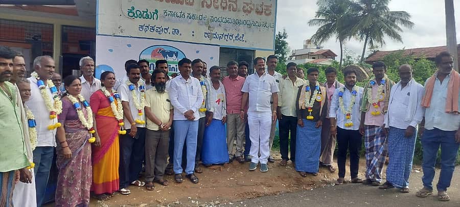 ಹಾರೋಹಳ್ಳಿಯ ದೊಡ್ಡ ಸಾದೇನಹಳ್ಳಿಗೆ ಆಯ್ಕೆಯಾದ ನೂತನ ನಿರ್ದೇಶಕರು 