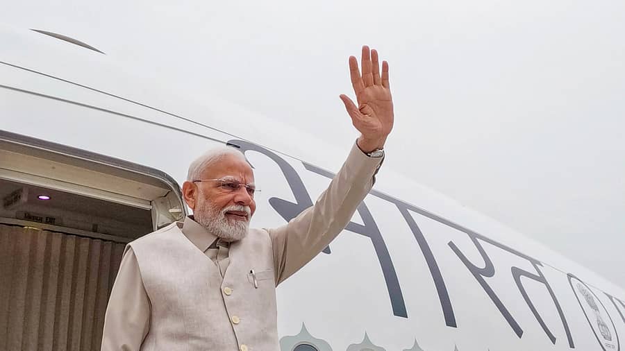 <div class="paragraphs"><p>ಪ್ರಧಾನಿ ನರೇಂದ್ರ ಮೋದಿ ಅವರು ಬುಧವಾರ ನವದೆಹಲಿಯಿಂದ ಲಂಡನ್ಗೆ ಪ್ರಯಾಣ ಬೆಳೆಸಿದರು </p></div>