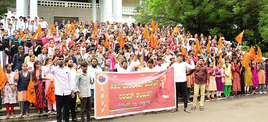 ಕಲಬುರಗಿ ಜಿಲ್ಲಾಧಿಕಾರಿ ಕಚೇರಿ ಎದುರು ಎಬಿವಿಪಿ ನೇತೃತ್ವದಲ್ಲಿ ಬುಧವಾರ ಕಾಲೇಜು ವಿದ್ಯಾರ್ಥಿಗಳು ಪ್ರತಿಭಟನೆ ನಡೆಸಿದರು ಪ್ರಜಾವಾಣಿ ಚಿತ್ರ