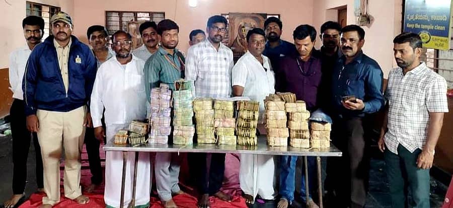 ಕುರುಗೋಡಿನ ದೊಡ್ಡಬಸವೇಶ್ವರ ದೇವಸ್ಥಾನದ ಹುಂಡಿ ಎಣಿಕೆ ಮಂಗಳವಾರ ಜರುಗಿತು