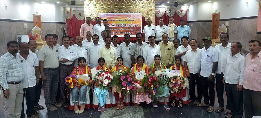 ಚನ್ನಪಟ್ಟಣದಲ್ಲಿ ನಡೆದ ಪ್ರತಿಭಾ ಪುರಸ್ಕಾರ ಕಾರ್ಯಕ್ರಮದಲ್ಲಿ ಎಸ್‌ಎಸ್ಎಲ್‌ಸಿ, ದ್ವಿತೀಯ ಪಿಯು ಪರೀಕ್ಷೆಯಲ್ಲಿ ಹೆಚ್ಚು ಅಂಕ ಪಡೆದ ವಿದ್ಯಾರ್ಥಿಗಳನ್ನು ಸನ್ಮಾನಿಸಲಾಯಿತು. ಎಂ.ಶಿವಮಾದು, ರಾಂಪುರ ಮಲ್ಲೇಶ್ ಇತರರು ಇದ್ದರು