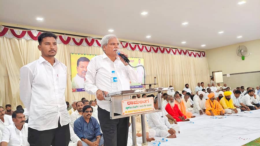 ಶಹಾಪುರದ ಆರಬೋಳ ಕಲ್ಯಾಣ ಮಂಟಪದಲ್ಲಿ ಬುಧವಾರ ನಡೆದ ಮರಿಗೌಡ ಪಾಟೀಲ ಹುಲ್ಕಲ್ ಅವರ ಪ್ರಥಮ ವರ್ಷದ ಪುಣ್ಯಸ್ಮರಣೆ ಕಾರ್ಯಕ್ರಮದಲ್ಲಿ ಸಚಿವ ಶರಣಬಸಪ್ಪ ದರ್ಶನಾಪುರ ಮಾತನಾಡಿದರು