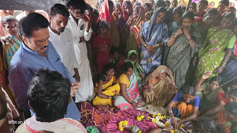 ಕವಿತಾಳ ಸಮೀಪದ ಕಡ್ಡೋಣಿ ತಿಮ್ಮಾಪುರದಲ್ಲಿ ಮೃತಪಟ್ಟ ಮೂವರ ಅಂತ್ಯ ಸಂಸ್ಕಾರದಲ್ಲಿ ಬುಧವಾರ ಭಾಗಿಯಾದ ಮಾಜಿ ಶಾಸಕ ರಾಜಾ ವೆಂಕಟಪ್ಪ ನಾಯಕ ಬಂಧುಗಳಿಗೆ ಸಾಂತ್ವನ ಹೇಳಿದರು