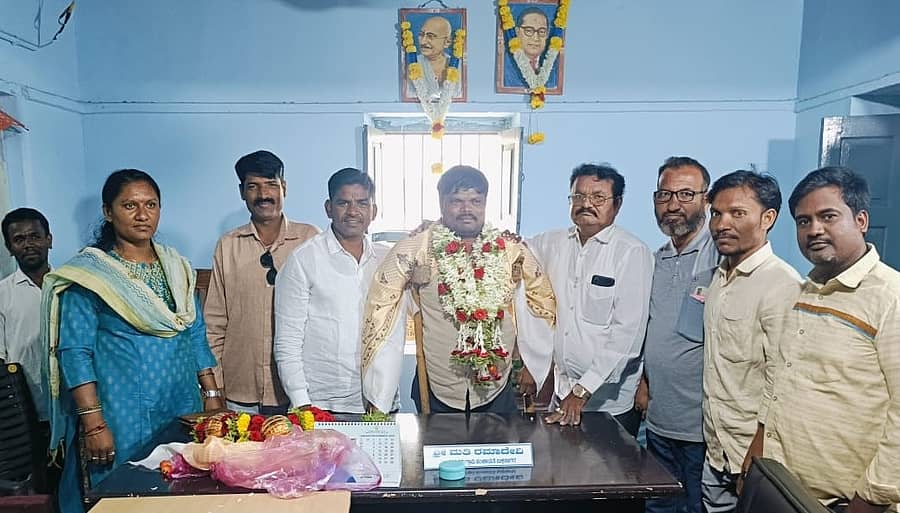 ಹೊಸಪೇಟೆ ತಾಲ್ಲೂಕು ಬುಕ್ಕಸಾಗರ ಗ್ರಾಮ ಪಂಚಾಯಿತಿ ಅಧ್ಯಕ್ಷರಾಗಿ ಜಿ.ಹುಲುಗಪ್ಪ ಬುಧವಾರ ಅವಿರೋಧವಾಗಿ ಆಯ್ಕೆಯಾದರು