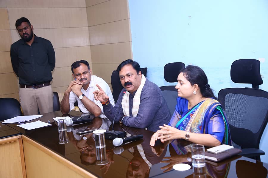 ಹುಬ್ಬಳ್ಳಿಯ ಪ್ರವಾಸಿ ಮಂದಿರದಲ್ಲಿ ಮಂಗಳವಾರ ನಡೆದ ಸಭೆಯಲ್ಲಿ ಶಾಸಕ ಮಹೇಶ ಟೆಂಗಿನಕಾಯಿ ಮಾತನಾಡಿದರು