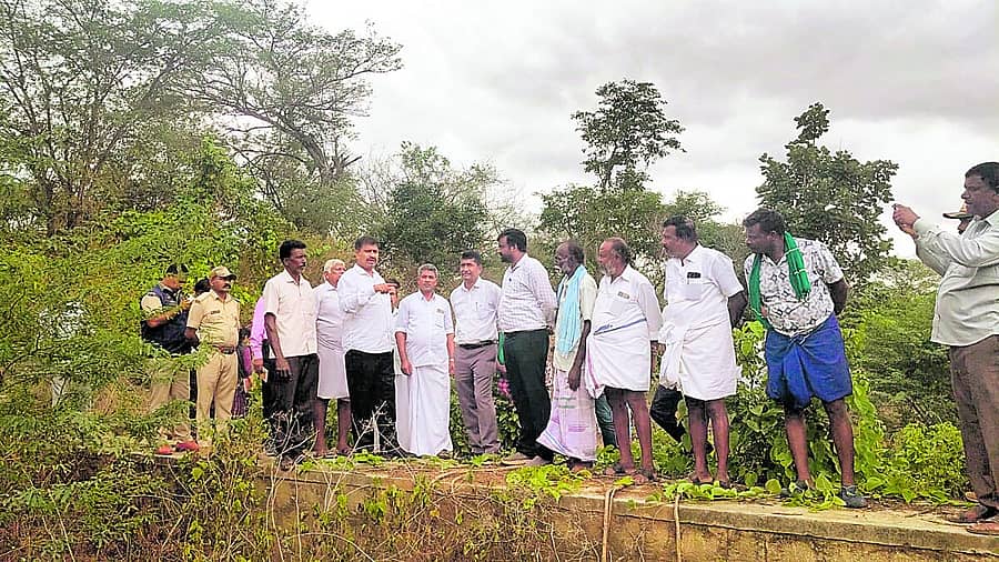 <div class="paragraphs"><p>ಹನೂರು ತಾಲ್ಲೂಕಿನ ಮಾರ್ಟಳ್ಳಿ ಸಮೀಪದ ಹಾಲೇರಿ ಕೆರೆಯನ್ನು ಶಾಸಕ ಎಂ.ಆರ್. ಮಂಜುನಾಥ್ ಅವರು ಅಧಿಕಾರಿಗಳೊಂದಿಗೆ ಭೇಟಿ ನೀಡಿ ಪರಿಶೀಲಿಸಿದರು</p></div>