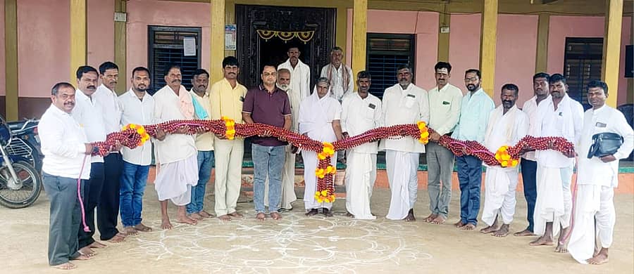 ಫೋಟೊ: 22ಎಂ.ಬಿ.ಎಲ್‌01 ಮುದ್ದೇಬಿಹಾಳ ತಾಲ್ಲೂಕಿನ ಕುಂಟೋಜಿಯ ಬಸವಣ್ಣ, ಸಂಗಮೇಶ್ವರ ಮಹಾತೇರಿಗೆ ಅಳವಡಿಸಲು ಬೃಹತ್ ರುದ್ರಾಕ್ಷಿ ಮಾಲೆ ಕುಂಟೋಜಿ ಬಸವೇಶ್ವರ ದೇವಸ್ಥಾನ ಕಮೀಟಿ ಪದಾಧಿಕಾರಿಗಳಿಗೆ ಮಂಗಳವಾರ ಹಸ್ತಾಂತರಗೊಳಿಸಲಾಯಿತು.