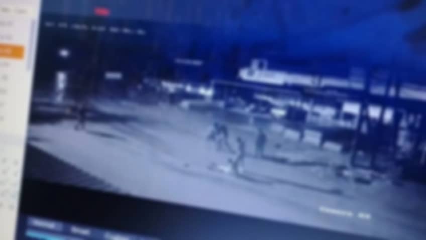 <div class="paragraphs"><p>ಯುವಕನಿಗೆ ಹೊಡೆಯುತ್ತಿರುವ ದೃಶ್ಯ ಸಿಸಿಟಿವಿ ಕ್ಯಾಮೆರಾದಲ್ಲಿ ಸೆರೆಯಾಗಿರುವುದು</p></div>