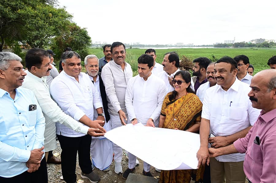 ವಿಧಾನಮಂಡಲದ ಸ್ಥಳೀಯ ಸಂಸ್ಥೆ, ಪಂಚಾಯತ್ ರಾಜ್ ಸಂಸ್ಥೆಗಳ ಸಮಿತಿ ಸದಸ್ಯರು ಎಲೆ ಮಲ್ಲಪ್ಪ ಶೆಟ್ಟಿ ಕೆರೆಯ ಅಭಿವೃದ್ಧಿಯನ್ನು ಪರಿಶೀಲಿಸಿದರು