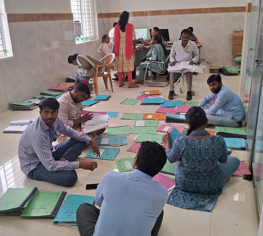 ಔಷಧ ಖರೀದಿಯಲ್ಲಿ ಅವ್ಯವಹಾರ ಆರೋಪದ ಹಿನ್ನೆಲೆಯಲ್ಲಿ ರಾಮನಗರದ ಜಿಲ್ಲಾಸ್ಪತ್ರೆಯಲ್ಲಿ ಲೋಕಾಯುಕ್ತ ಪೊಲೀಸರು  ಗುರುವಾರ ಕಡತಗಳನ್ನು ಪರಿಶೀಲಿಸಿದರು