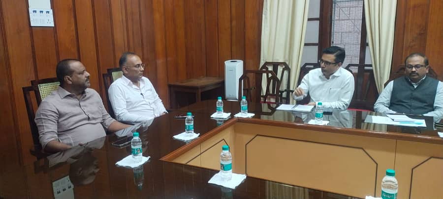 ಕೆಂಪುಕಲ್ಲು ಗಣಿಗಾರಿಕೆ ಸಮಸ್ಯೆ ನಿವಾರಿಸುವ ನಿಟ್ಟಿನಲ್ಲಿ ಸ್ಪೀಕರ್ ಯು.ಟಿ.ಖಾದರ್, ಸಚಿವ ದಿನೇಶ್ ಗುಂಡೂರಾವ್ ಉ‍ಪಸ್ಥಿತಿಯಲ್ಲಿ ಸಭೆ ನಡೆಯಿತು