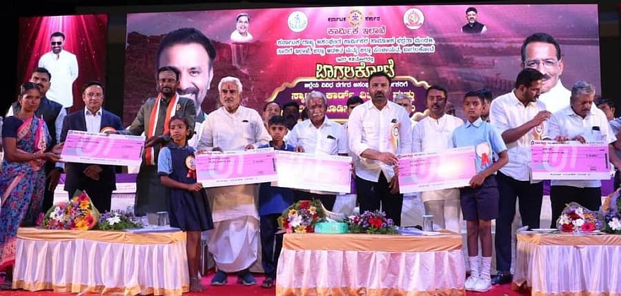 <div class="paragraphs"><p>ಬಾಗಲಕೋಟೆಯಲ್ಲಿ ಬುಧವಾರ ವಿವಿಧ ಯೋಜೆನೆಗಳಡಿ ಧನ ಸಹಾಯ ಪಡೆದವರಿಗೆ ಕಾರ್ಮಿಕ ಸಚಿವ ಸಂತೋಷ ಲಾಡ್ ಚೆಕ್‌ ವಿತರಿಸಿದರು</p></div>