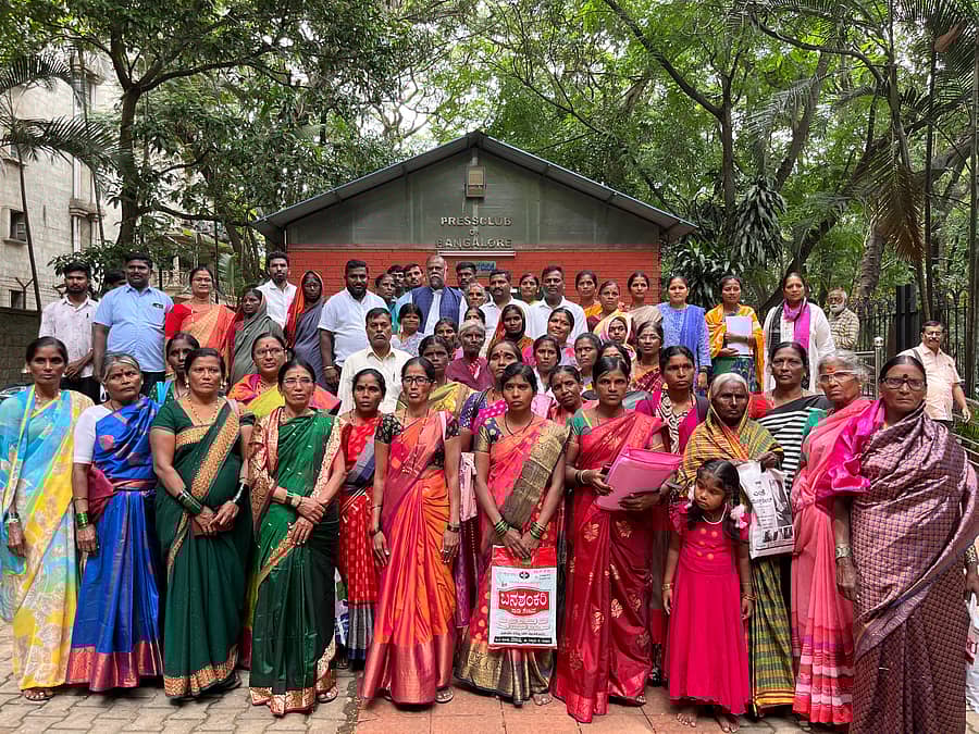 ದೇವದಾಸಿಯರ ಸಮಸ್ಯೆ ಕುರಿತು ಗುರುವಾರ ಸುದ್ದಿಗೋಷ್ಠಿ ನಡೆಸಲು ರಾಜ್ಯದ ವಿವಿಧ ಜಿಲ್ಲೆಗಳಿಂದ ಬಂದಿದ್ದ ವಿವಿಧ ಸಂಘಟನೆಗಳ ಪ್ರತಿನಿಧಿಗಳು ಗುಂಪಾಗಿ ಫೋಟೋ ತೆಗೆಸಿಕೊಂಡರು.