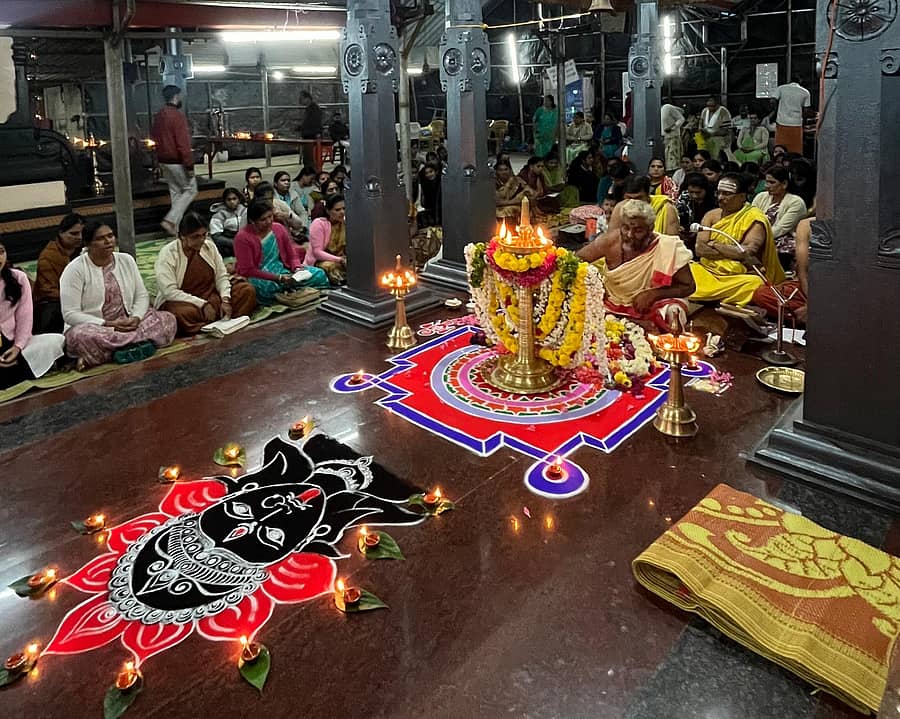 ಸೋಮವಾರಪೇಟೆ ಮುತ್ತಪ್ಪಸ್ವಾಮಿ ಮತ್ತು ಅಯ್ಯಪ್ಪಸ್ವಾಮಿ ದೇವಾಲಯದ ಭುವನೇಶ್ವರಿ ದೇವಿ ಸನ್ನಿಧಿಯಲ್ಲಿ ಪ್ರಾರಂಭವಾಗಿರುವ ಆಟಿ ಮಾಸದ ಪೂಜೆಯಲ್ಲಿ ಗುರುವಾರ ಶತ್ರು ಸಂಹಾರ ಪೂಜೆ ನಡೆಯಿತು