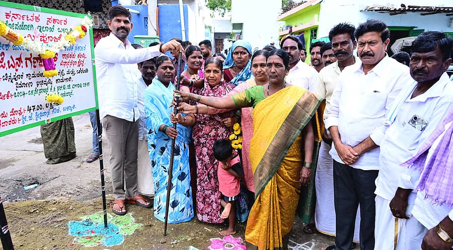 ಕಂಪ್ಲಿ ತಾಲ್ಲೂಕು ಚಿನ್ನಾಪುರ ಗ್ರಾಮದಲ್ಲಿ ರೂ. 50ಲಕ್ಷ ವೆಚ್ಚದ ಸಿಸಿ ರಸ್ತೆ, ಚರಂಡಿ ನಿರ್ಮಾಣಕ್ಕೆ ಶಾಸಕ ಜೆ.ಎನ್. ಗಣೇಶ್ ಬುಧವಾರ ಭೂಮಿ ಪೂಜೆ ನೆರವೇರಿಸಿದರು