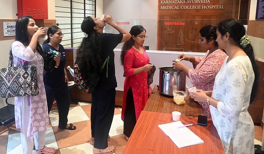 ಮಂಗಳೂರಿನ ಕರ್ನಾಟಕ ಆಯುರ್ವೇದ ವೈದ್ಯಕೀಯ ಮಹಾವಿದ್ಯಾಲಯದ ವಿದ್ಯಾರ್ಥಿಗಳು ಕಷಾಯ ವಿತರಿಸಿದರು  ಪ್ರಜಾವಾಣಿ ಚಿತ್ರ