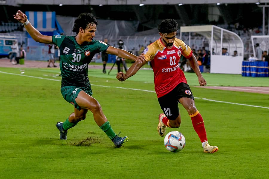 <div class="paragraphs"><p>ಈಸ್ಟ್ ಬೆಂಗಾಲ್ (ಬಲ) ಮತ್ತು ಸೌತ್ ಯುನೈಟೆಡ್ ಎಫ್ಸಿ ತಂಡದ ಆಟಗಾರನ ನಡುವೆ ಚೆಂಡಿಗಾಗಿ ಪೈಪೋಟಿ</p></div>