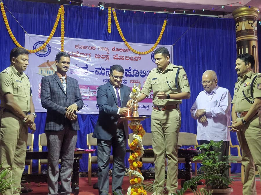 ಶಿವಮೊಗ್ಗದಲ್ಲಿ ಪ್ರಧಾನ ಜಿಲ್ಲಾ ಮತ್ತು ಸೆಷನ್ಸ್ ನ್ಯಾಯಾಧೀಶ ಮಂಜುನಾಥ ನಾಯಕ್ ‘ಮನೆ ಮನೆಗೆ ಪೊಲೀಸ್’ ಕಾರ್ಯಕ್ರಮಕ್ಕೆ ಗುರುವಾರ ಚಾಲನೆ ನೀಡಿದರು