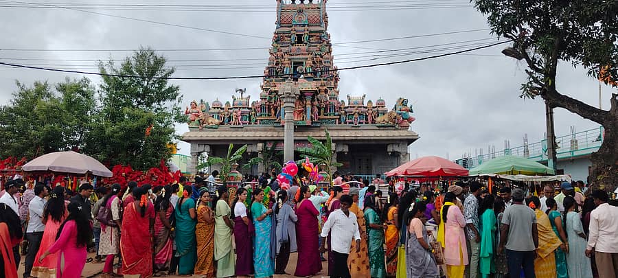 ಹೊಸಕೋಟೆ ತಾಲ್ಲೂಕಿನ ಉಪ್ಪಾರಹಳ್ಳಿ ಗ್ರಾಮದ ಬಳಿ ಇರುವ ಕಾಟೇರಮ್ಮ ದೇವಾಲಯದಲ್ಲಿ ಮುಂಭಾಗದಲ್ಲಿ ಭಕ್ತರ ಸರತಿ ಸಾಲು