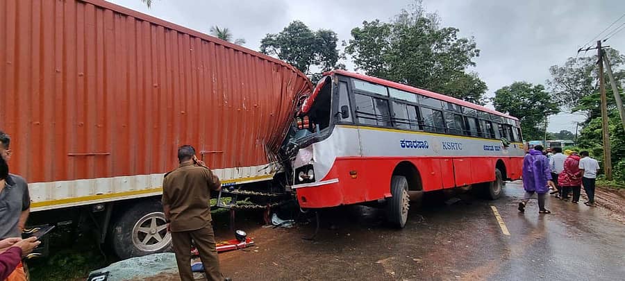 ಸಾಗರ ತಾಲ್ಲೂಕಿನ ಆನಂದಪುರ ಸಮೀಪ ಕೆಎಸ್ಆರ್‌ಟಿಸಿ ಬಸ್ ಹಾಗೂ ಸರಕು ಸಾಗಣೆ ವಾಹನದ ನಡುವೆ ಗುರುವಾರ ಅಪಘಾತ ಸಂಭವಿಸಿರುವುದು
