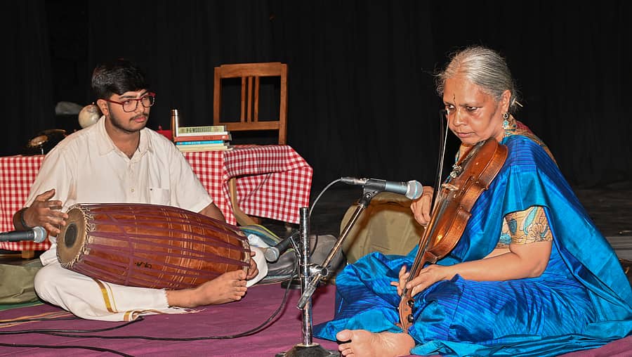 ಮೈಸೂರಿನ ರಮಾಗೋವಿಂದ ರಂಗಮಂದಿರದಲ್ಲಿ 8ನೇ ಆವೃತ್ತಿಯ ‘ಮೈಸೂರು ವಿಜ್ಞಾನ ನಾಟಕೋತ್ಸವ’ಕ್ಕೆ ವಯಲಿನ್ ವಾದನದ ಮೂಲಕ ಭಾರತೀಯ ಖಗೋಳ ಭೌತವಿಜ್ಞಾನ ಸಂಸ್ಥೆಯ ನಿರ್ದೇಶಕಿ ಪ್ರೊ.ಅನ್ನಪೂರ್ಣಿ ಸುಬ್ರಹ್ಮಣ್ಯನ್ ಚಾಲನೆ ನೀಡಿದರು. ಮೃದಂಗದಲ್ಲಿ ಸ್ಕಂದ ಸಾಥ್ ನೀಡಿದರು –ಪ್ರಜಾವಾಣಿ ಚಿತ್ರ