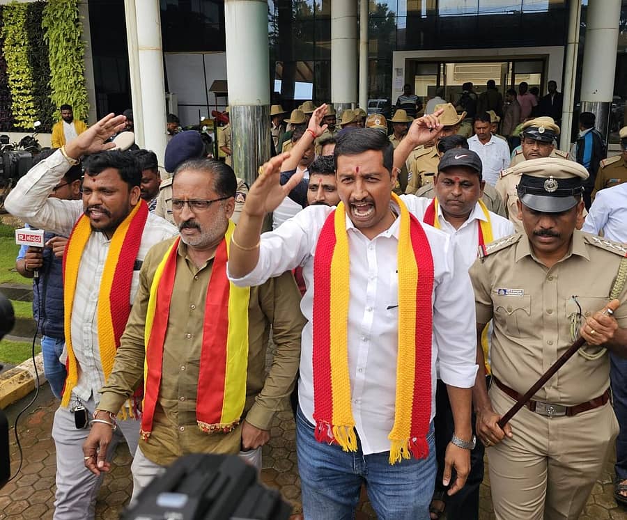 ಬೆಳಗಾವಿ ಮಹಾನಗರ ಪಾಲಿಕೆ ಆವರಣದಲ್ಲಿ ಕರ್ನಾಟಕ ರಕ್ಷಣಾ ವೇದಿಕೆ(ಟಿ.ಎ.ನಾರಾಯಣಗೌಡ ಬಣ) ಕಾರ್ಯಕರ್ತರು ಗುರುವಾರ ಪ್ರತಿಭಟಿಸಿದರು ಪ್ರಜಾವಾಣಿ ಚಿತ್ರ