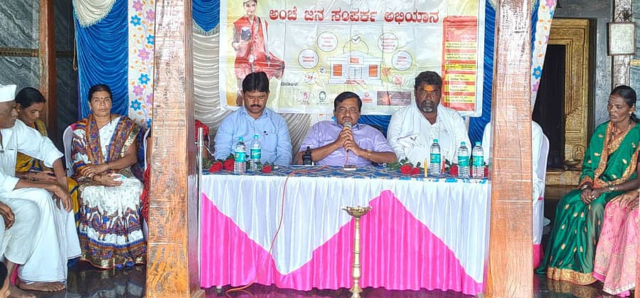 ಮುಂಡರಗಿ ತಾಲ್ಲೂಕಿನ ಚಿಕ್ಕವಡ್ಡಟ್ಟಿ ಗ್ರಾಮದಲ್ಲಿ ಗುರುವಾರ ಹಮ್ಮಿಕೊಂಡಿದ್ದ ಅಂಚೆ ಜನಸಂಪರ್ಕ ಅಭಿಯಾನದಲ್ಲಿ ಅಂಚೆ ಇಲಾಖೆಯ ಅಧೀಕ್ಷಕ ರಮೇಶ ಮಡಿವಾಳರ ಮಾತನಾಡಿದರು 