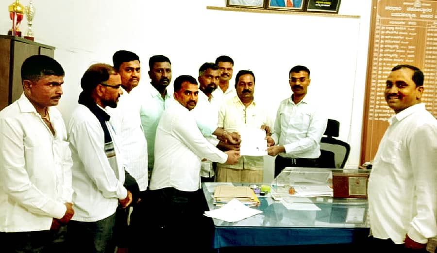 ಬಸವಕಲ್ಯಾಣ ತಾಲ್ಲೂಕಿನ ಲಾಡವಂತಿ ಗ್ರಾಮದ ರೈತರು ಮಳೆ ಹಾನಿ ಪರಿಹಾರಕ್ಕೆ ಆಗ್ರಹಿಸಿ ಗುರುವಾರ ತಹಶೀಲ್ದಾರ್ ದತ್ತಾತ್ರೇಯ ಜೆ.ಗಾದಾ ಅವರಿಗೆ ಮನವಿಪತ್ರ ಸಲ್ಲಿಸಿದರು