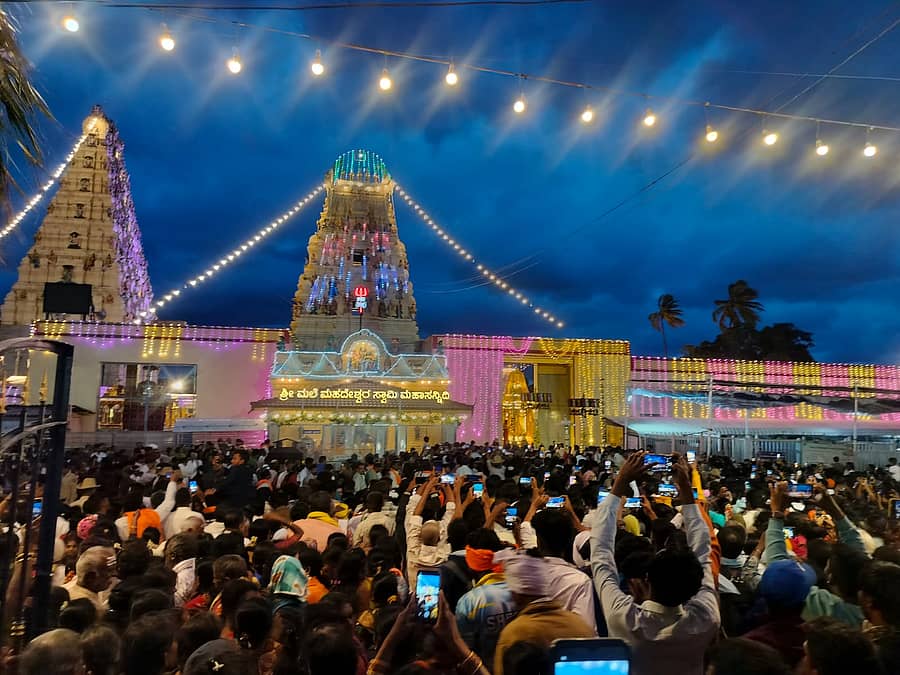 ಅಮಾವಾಸ್ಯೆಯ ಪ್ರಯುಕ್ತ ಗುರುವಾರ ಸಂಜೆ ದೇವಾಲಯದಲ್ಲಿ ಸೇರಿದ್ದ ಭಕ್ತ ಗಣ