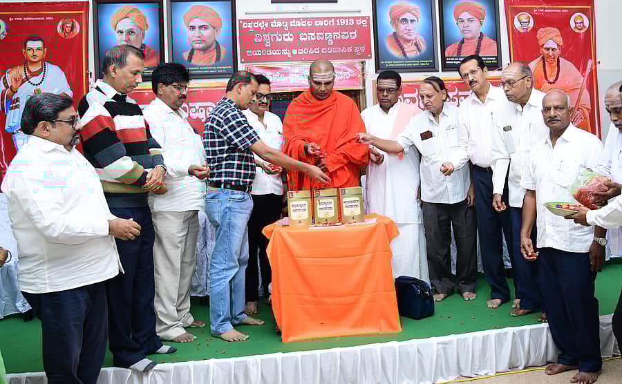 ದಾವಣಗೆರೆಯ ವಿರಕ್ತಮಠದಲ್ಲಿ ನಡೆದ ವಚನಾನುಷ್ಠಾನ ಪ್ರವಚನ ಉದ್ಘಾಟನೆ ಕಾರ್ಯಕ್ರಮದಲ್ಲಿ ಗಣ್ಯರು ವಚನ ಗ್ರಂಥಗಳಿಗೆ ಪುಷ್ಪ ಅರ್ಪಿಸಿದರು