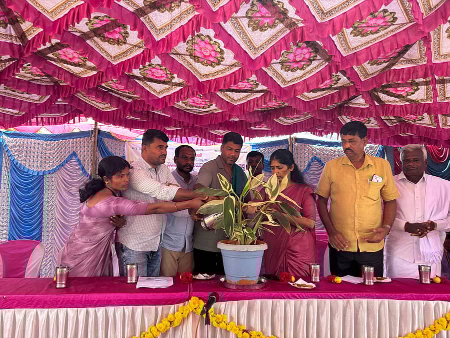 ಮೇಲುಕೋಟೆ ಸಮೀಪದ ರಾಗಿಮುದ್ದನಹಳ್ಳಿ ಗ್ರಾಮದಲ್ಲಿ ಹಕ್ಕು ಪತ್ರವಿತರಣೆ ಕಾರ್ಯಕ್ರಮವನ್ನು ಶಾಸಕ ದರ್ಶನ್ ಪುಟ್ಟಣ್ಣಯ್ಯ ಉದ್ಘಾಟಿಸಿದರು