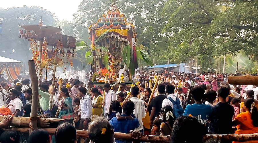 ಯಳಂದೂರು ತಾಲ್ಲೂಕಿನ ಕಂದಹಳ್ಳಿ ಮಾದಪ್ಪ ದೇಗುಲದಲ್ಲಿ ಭೀಮನ ಅಮಾವಾಸ್ಯೆ ಪ್ರಯುಕ್ತ ಸತ್ತಿಗೆ ಸೂರಿಪಾನಿ ಹೊತ್ತು ಗುರುವಾರ ಭಕ್ತರು ರಥ ಎಳೆದರು 