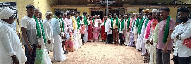 ವಡಗೇರಾ ತಾಲ್ಲೂಕಿನ ಹೈಯ್ಯಾಳ (ಬಿ) ಗ್ರಾಮದ ಹೈಯ್ಯಾಳ ಲಿಂಗೇಶ್ವರ ದೇವಸ್ಥಾನದ ಅಭಿವೃದ್ಧಿ ಹಾಗೂ ರೈತರಸಮಸ್ಯೆಗಳ ಪರಿಹಾರಕ್ಕೆ ಆಗ್ರಹಿಸಿ ರಾಜ್ಯ ರೈತ ಸಂಘ, ಹಸಿರು ಸೇನೆ ಪದಾಧಿಕಾರಿಗಳು ತಹಶೀಲ್ದಾರ್‌ಗೆ ಮನವಿ ಸಲ್ಲಿಸಿದರು