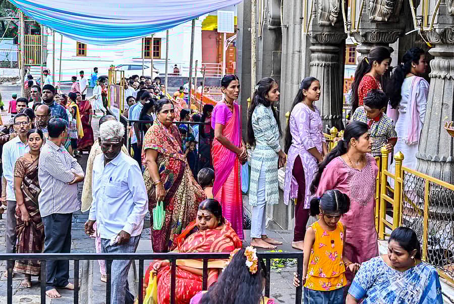 ಕಲಬುರಗಿಯಲ್ಲಿ ಗುರುವಾರ ನಾಗರ ಅಮಾವಾಸ್ಯೆ ಅಂಗವಾಗಿ ಶರಣಬಸವೇಶ್ವರ ದೇವಸ್ಥಾನ ಮುಂಭಾಗದಲ್ಲಿ ಸರತಿ ಸಾಲಿನಲ್ಲಿ ನಿಂತ ಭಕ್ತರು ಪ್ರಜಾವಾಣಿ ಚಿತ್ರ