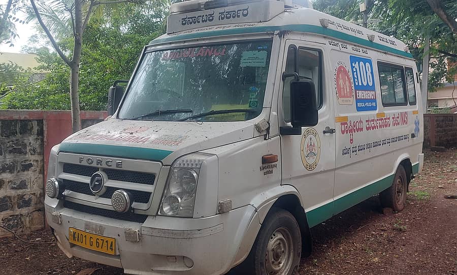 ಬಸವನಬಾಗೇವಾಡಿ ತಾಲ್ಲೂಕಾಸ್ಪತ್ರೆ ಆವರಣದಲ್ಲಿ ಕೆಟ್ಟು ನಿಂತಿರುವ 108 ಅಂಬುಲೆನ್ಸ್ ವಾಹನ