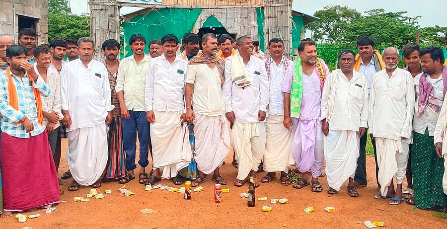 ಯಲಬುರ್ಗಾ ತಾಲ್ಲೂಕು ಮಂಡಲಮರಿ ಗ್ರಾಮದ ಅಕ್ರಮವಾಗಿ ಮದ್ಯ ಮಾರಾಟ ನಿಯಂತ್ರಿಸುವಂತೆ ಆಗ್ರಹಿಸಿ ಗ್ರಾಮಸ್ಥರು ಪ್ರತಿಭಟನೆ ನಡೆಸಿದರು